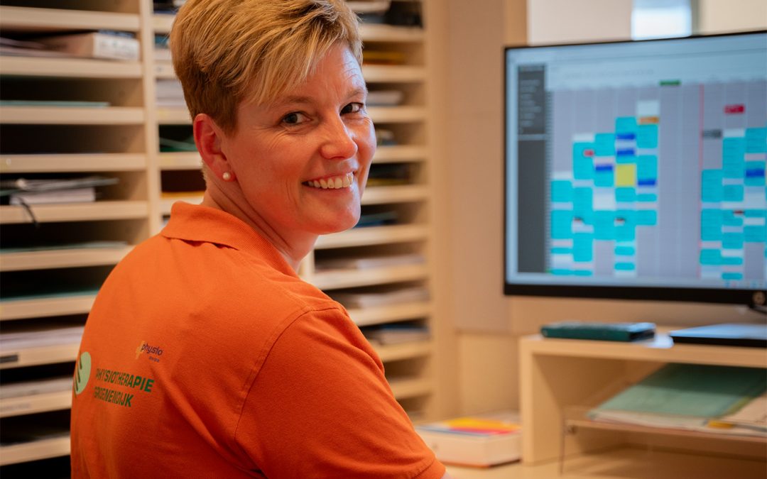 Conny Schumacher arbeitet am PC